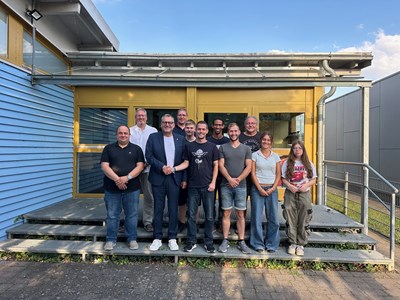 OB Thomas Feser (vorne, 2. v. li.) gratuliert Pascal Waldherr (vorne, Mitte) zur neuen Position. Auch der stv. Binger Wehrleiter, Marco Woog (li.) und der Sponsheimer Wehrführer Marcel Waldherr (vorne, 3. v. re.) schlossen sich den Glückwünschen an