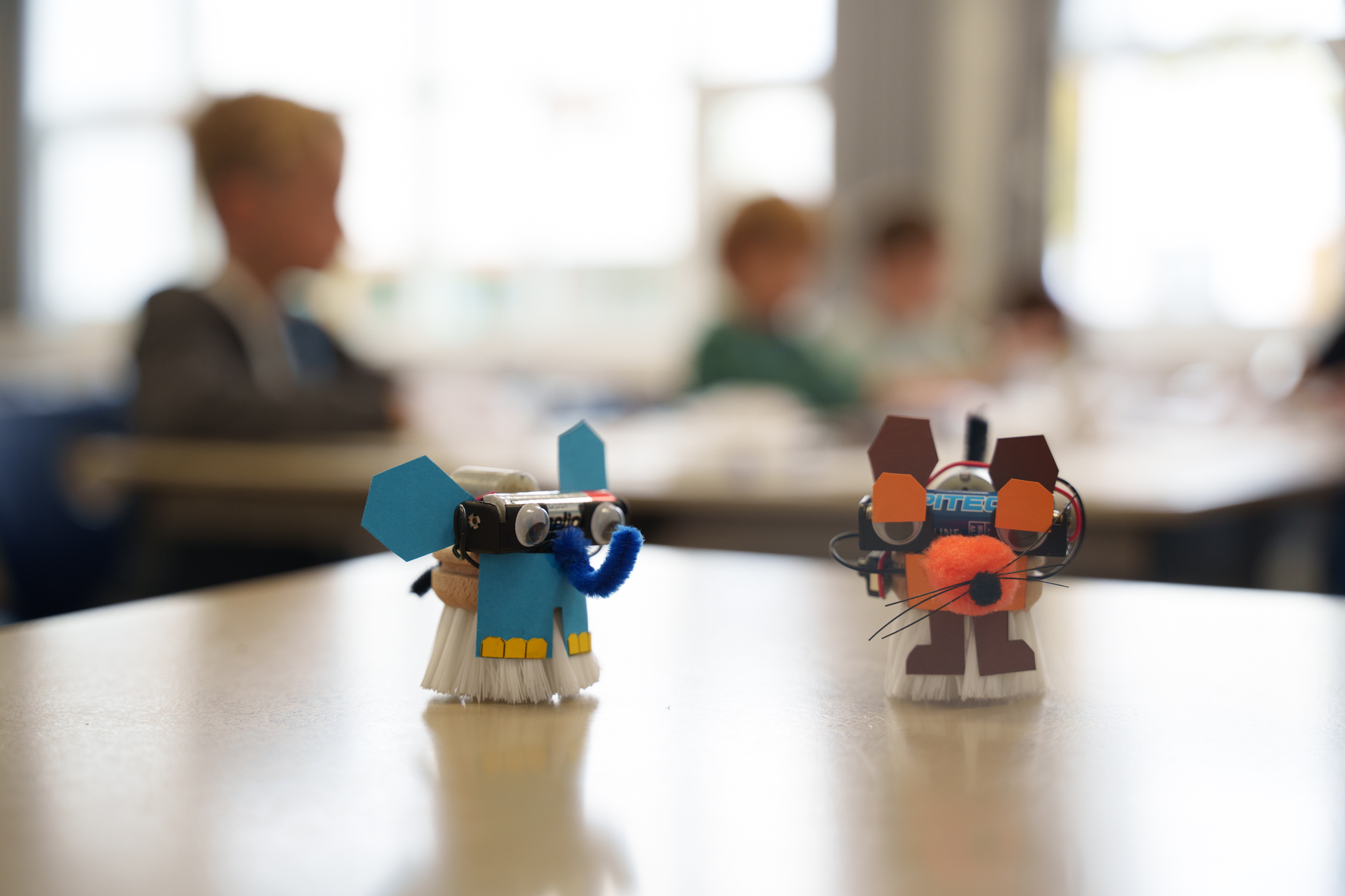 Elefant und Maus als selbst fahrende Bürsten.