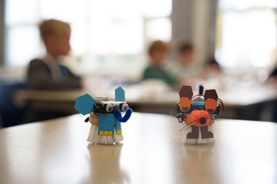 Elefant und Maus als selbst fahrende Bürsten.