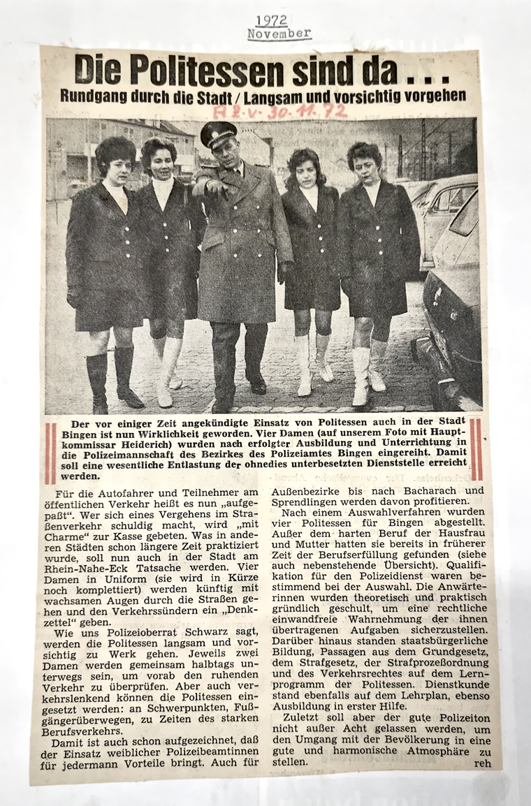 Die Allgemeine Zeitung vom 30.11.1972 berichtet über den Dienstantritt der Damen. Der patriarchalische Tenor des Artikels wirkt heute befremdlich und erinnert an die despektierliche Berichterstattung jener Zeit zum Frauenfußball.