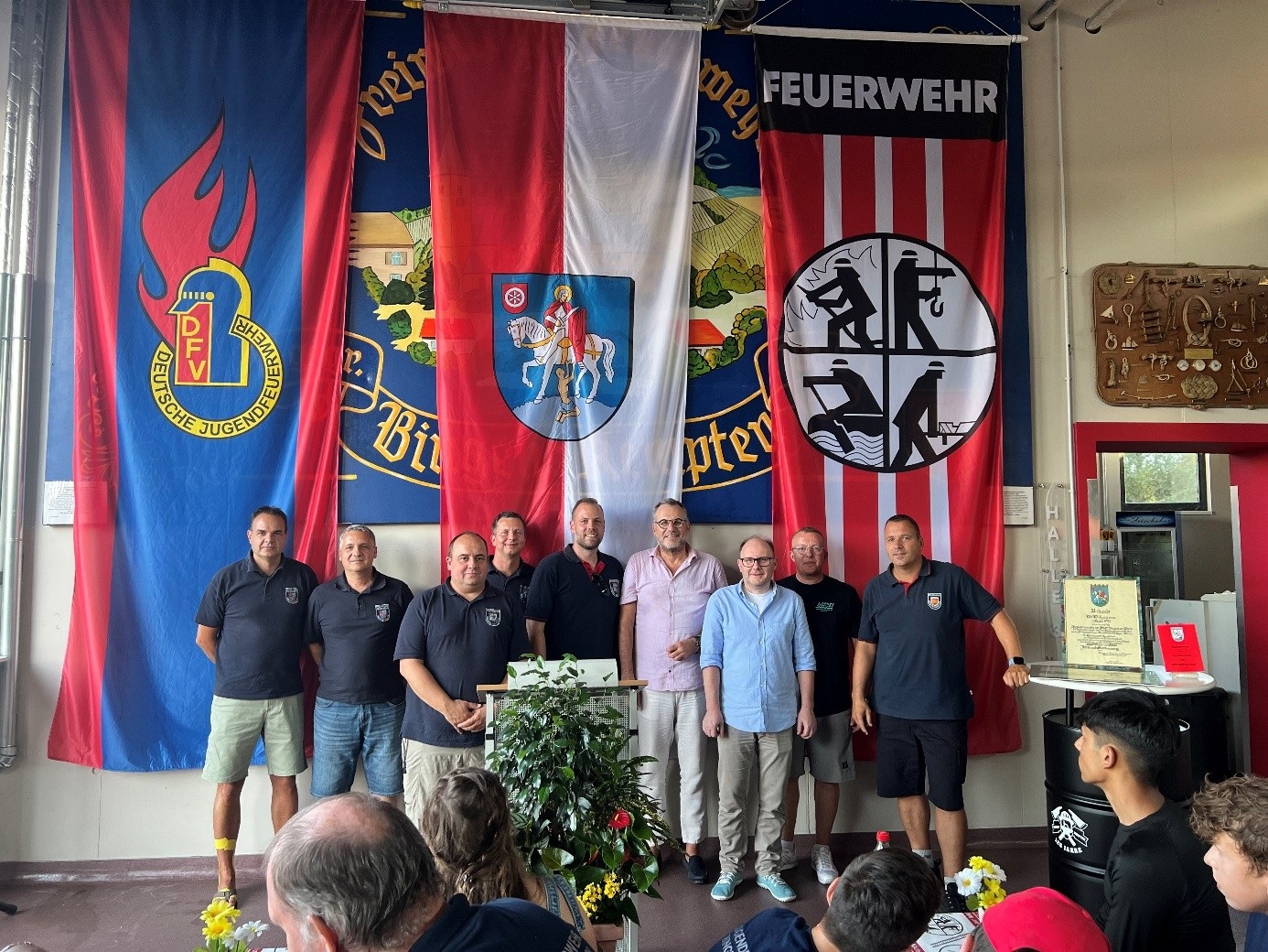Auf dem Foto (v. li.): Michael Schuhmacher, Swen Weyerhäuser, Marco Woog (stellv. Wehrleiter), Ingo Müller, Matthias Krick, OB Thomas Feser, Andreas Kerner, Sascha Welpe und Kai Krick.