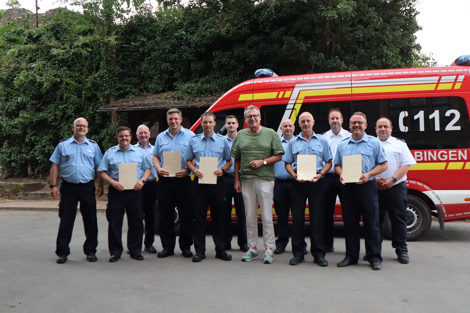 Die neuen Führungskräfte (mit Urkunde), Oberbürgermeister Thomas Feser und das ergänzende Führungsteam der Binger Feuerwehr. Die Herren Biesdorf, Polzer und Kürschner fehlen auf dem Bild.