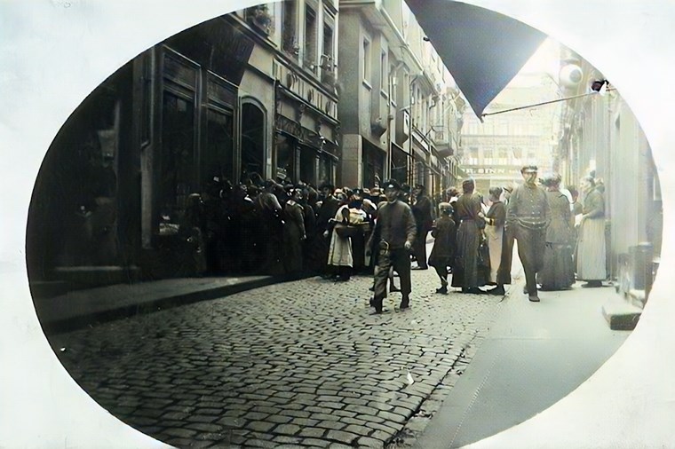 Warteschlangen vor dem Haus Salzstraße 11, wahrscheinlich aufgenommen 1917 oder 1918.