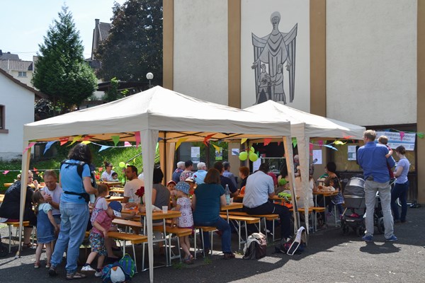 Zahlreiche Besucher waren zum ersten Bingerbrücker Nachbarschaftsfest in den Hof der Kita Mäuseturm gekommen.