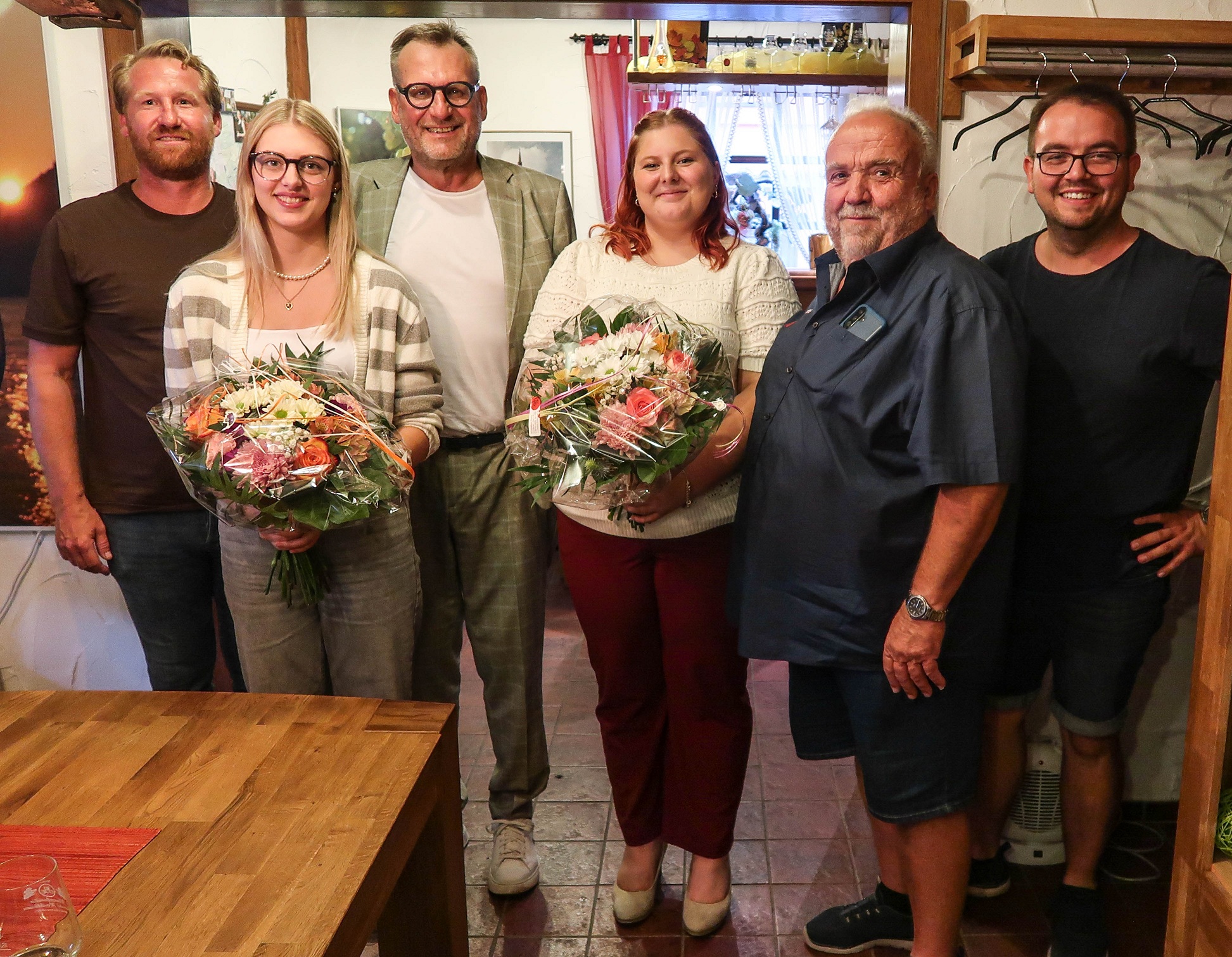 Weinmajestäten, Winzer und Oberbürgermeister stellten sich zum Abschluss der Wahl noch zu einem kleinen Gruppenbild (v. l.): Michael Müller, Anna Pfeifer Thomas Feser, Lena Schmitt, Oswald Hochthurn und Tobias Hochthurn.