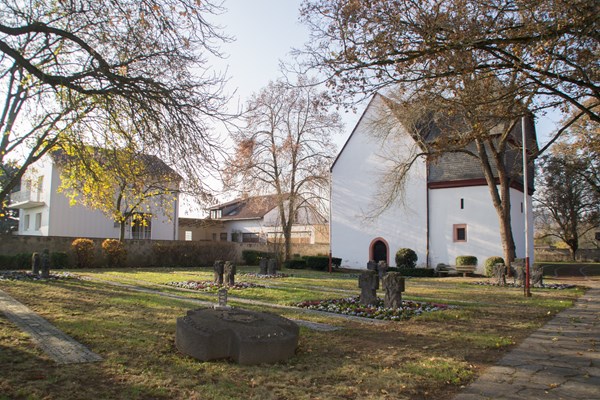 Der Ehrenfriedhof mit zahlreichen Kriegsgräbern.