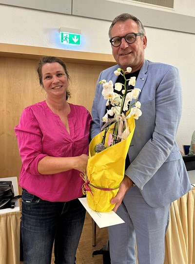 Oberbürgermeister Thomas Feser bedankt sich bei Katharina Lindner für ihr Engagement im Binger Stadtrat.