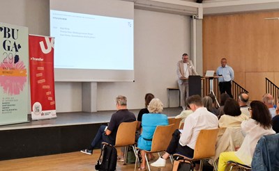 Oberbürgermeister Thomas Feser (am Rednerpult) und BUGA-Geschäftsführer Sven Stimac bei der Begrüßung zum BUGA-Dialog.