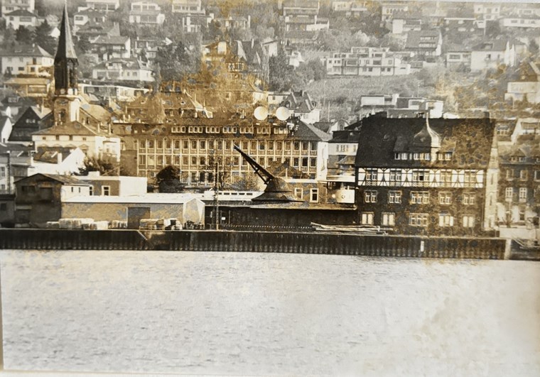 Blick auf den Binger Hafen mit alten Kran und Zollamt im Juni 1981