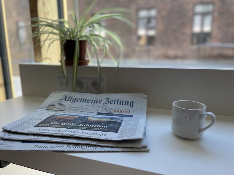 An der Theke im Erdgeschoss können die Tageszeitungen mit Blick in den Lesehof gelesen werden. An der Theke im Erdgeschoss können die Tageszeitungen mit Blick in den Lesehof gelesen werden.