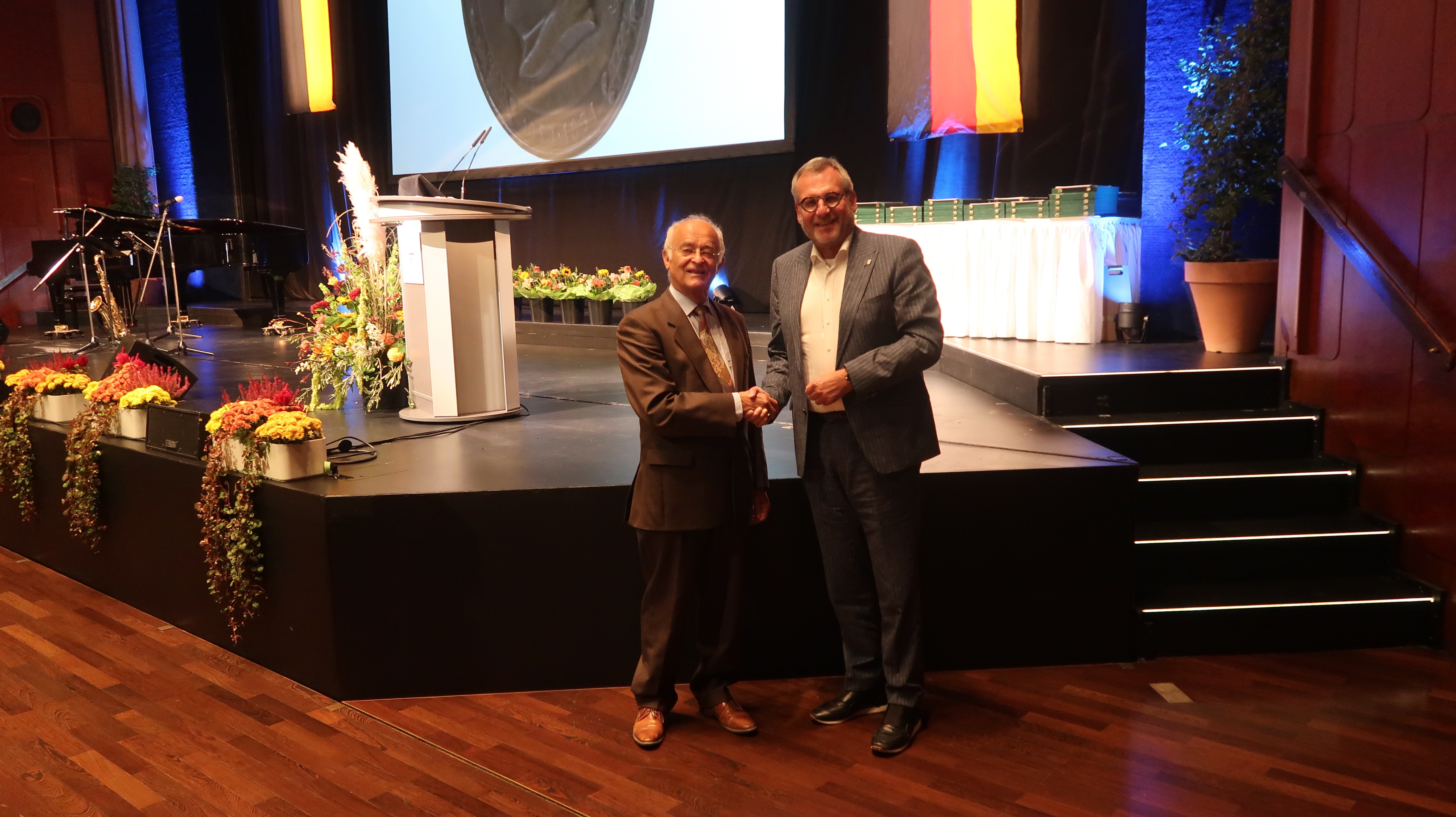 Bildunterschrift: Oberbürgermeister Thomas Feser (r.) gratulierte Dr. Till Müller-Heidelberg zu seiner Auszeichnung.