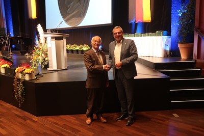 Bildunterschrift: Oberbürgermeister Thomas Feser (r.) gratulierte Dr. Till Müller-Heidelberg zu seiner Auszeichnung. Bildunterschrift: Oberbürgermeister Thomas Feser (r.) gratulierte Dr. Till Müller-Heidelberg zu seiner Auszeichnung.