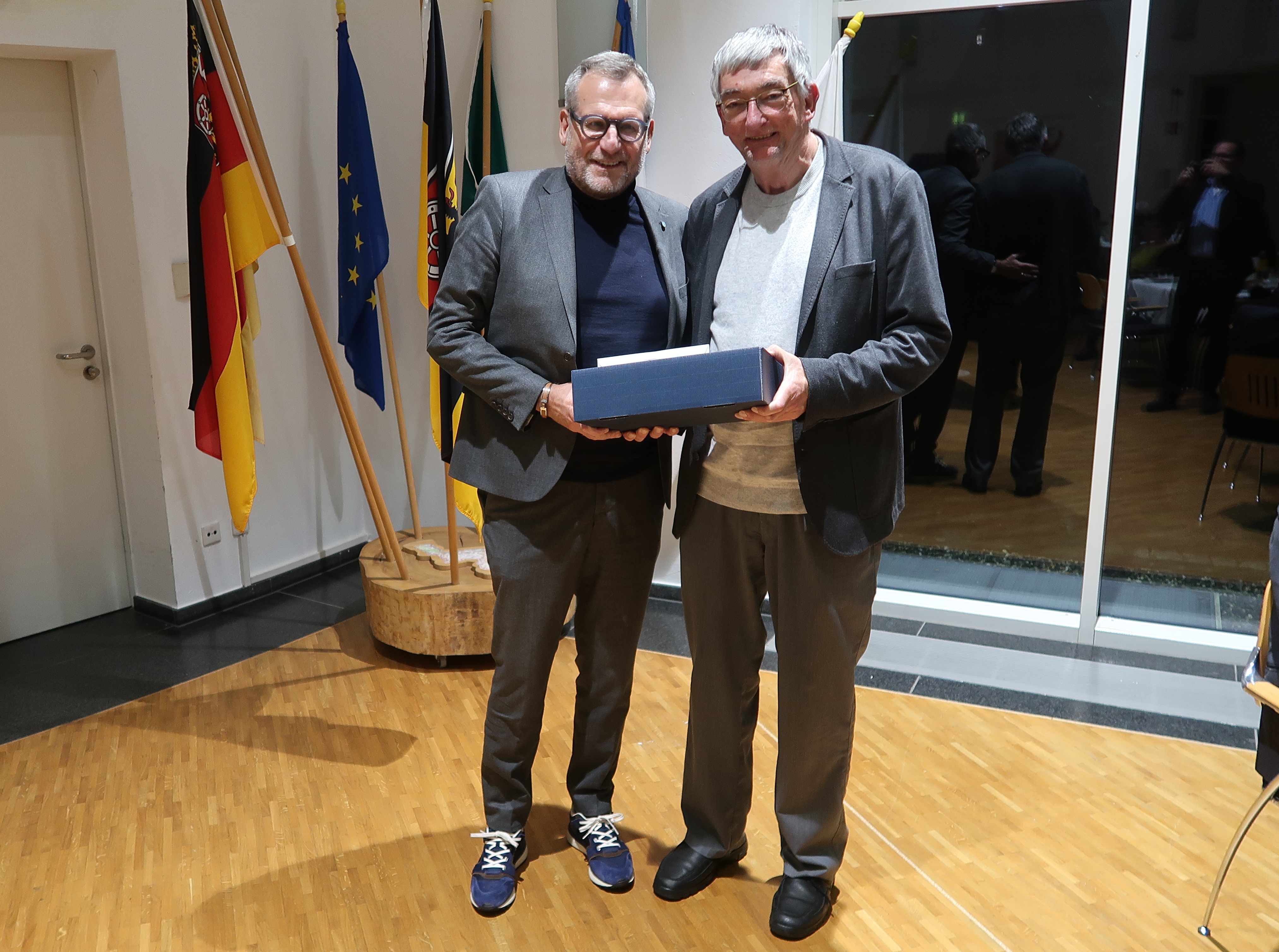 OB Thomas Feser gratuliert Peter Vollmer zur Auszeichnung.