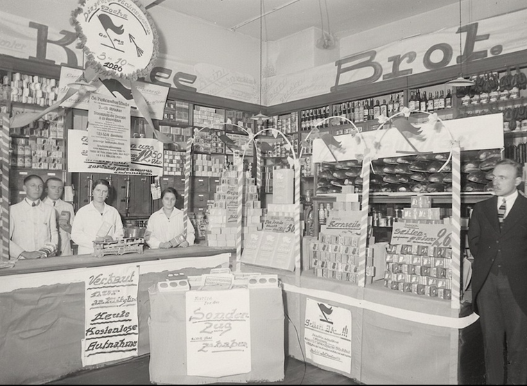 Verkaufsstelle des genossenschaftlichen Konsumvereins Bingen im Sommer 1926.