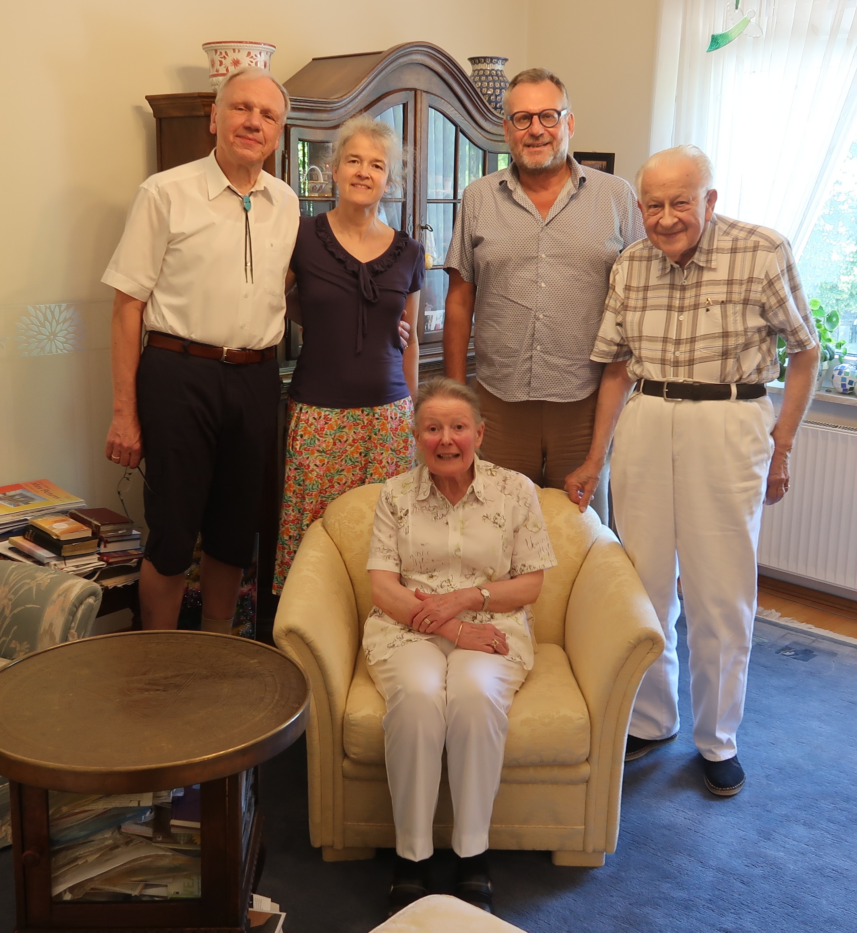 Auch Oberbürgermeister Thomas Feser (2. v. re.) gehörte neben der Familie zu den Gratulanten des Jubelpaares.