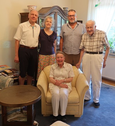 Auch Oberbürgermeister Thomas Feser (2. v. re.) gehörte neben der Familie zu den Gratulanten des Jubelpaares.