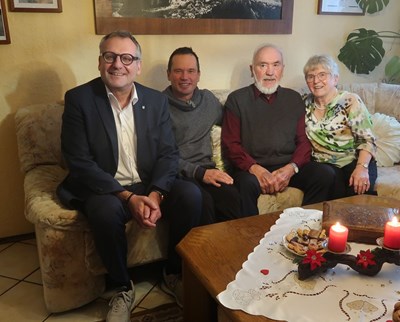 Oberbürgermeister Thomas Feser (li.) gratulierte im Beisein von Thomas Schmidt dem Jubelpaar.