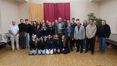 Oberbürgermeister Thomas Feser (Mitte) mit den Schülerinnen, Schülern und  Verantwortlichen des Austauschs.