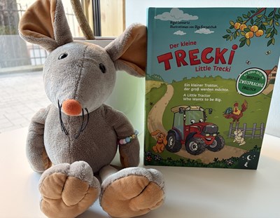 Bini-Maus freut sich auf die nächste Vorlesestunde.