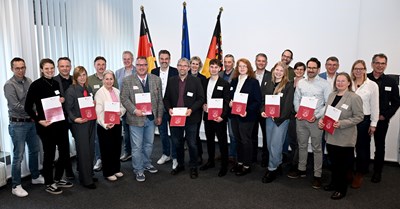 Die Auszeichnung für die Gewinnerkommunen des Wettbewerbs Kommunales Mobilitätsmanagement übergab Staatssekretär Andy Becht (vorne mittig).
