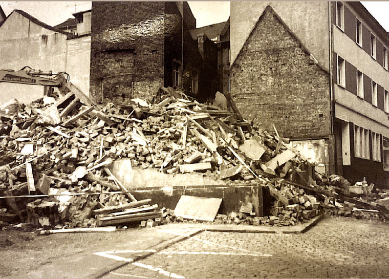 Die Beseitigung der Trümmer des Pariser Hofs (1981?)