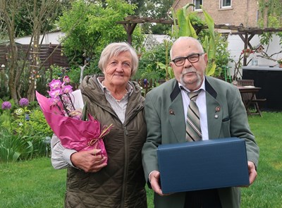 Christine und Robert Rumin freuen sich über die Glückwünsche der Stadt.