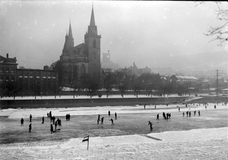 1929: Die Nahe als Schlittschuhbahn mit Basilka und Burg Klopp als Panorama.