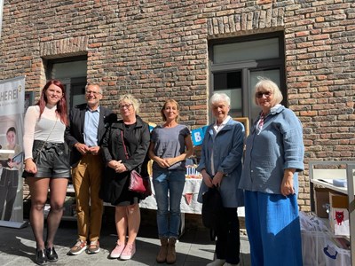 Büchereileiterin Julia Löffler und der Oberbürgermeister danken den Lesesommerhelferinnen