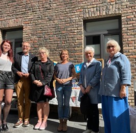 Büchereileiterin Julia Löffler und der Oberbürgermeister danken den Lesesommerhelferinnen    |  Quelle: Stadt Bingen