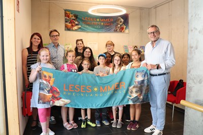 Oberbürgermeister Thomas Feser (re.) eröffnet mit einigen Kindern des Leseclubs, mit den Verantwortlichen des Kulturamtes, der Bücherei und des Familienzentrums den Lesesommer 2026.