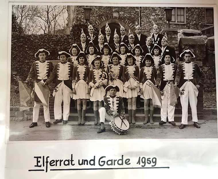 Das Foto zeigt den Elferrat und die Garde der Elf närrischen Lichter von 1959