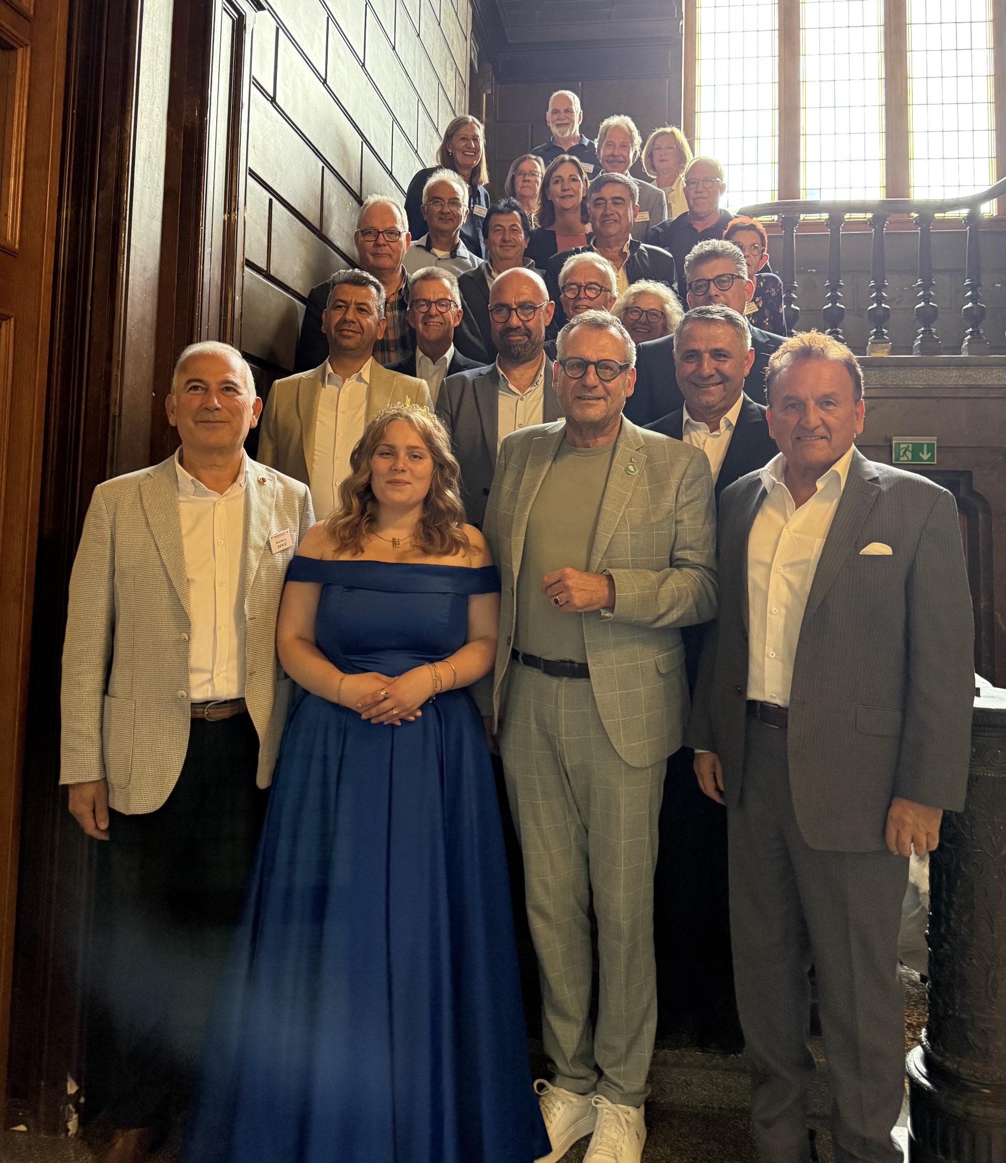 Deutsche und türkische Freunde stellten sich im Treppenhaus der Burg Klopp zum Gruppenbild.