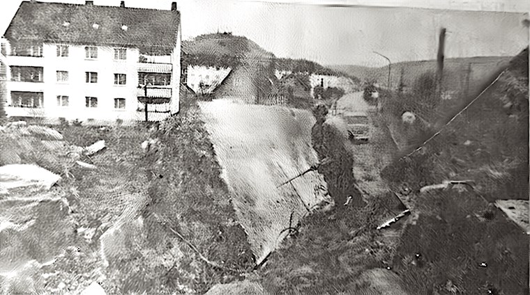 1970: Die Sprengung ist in vollem Gange.