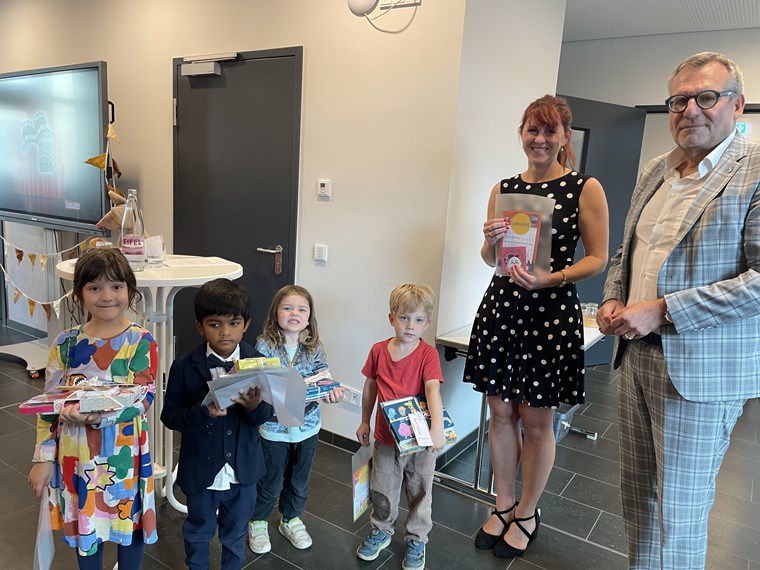 Die Kinder, denen am meisten vorgelesen wurde, und die, die die schönsten Bilder gemalt hatten, erhielten von Thomas Feser und Julia Löffler eine Auszeichnung und einen Preis. Die Kinder, denen am meisten vorgelesen wurde, und die, die die schönsten Bilder gemalt hatten, erhielten von Thomas Feser und Julia Löffler eine Auszeichnung und einen Preis.