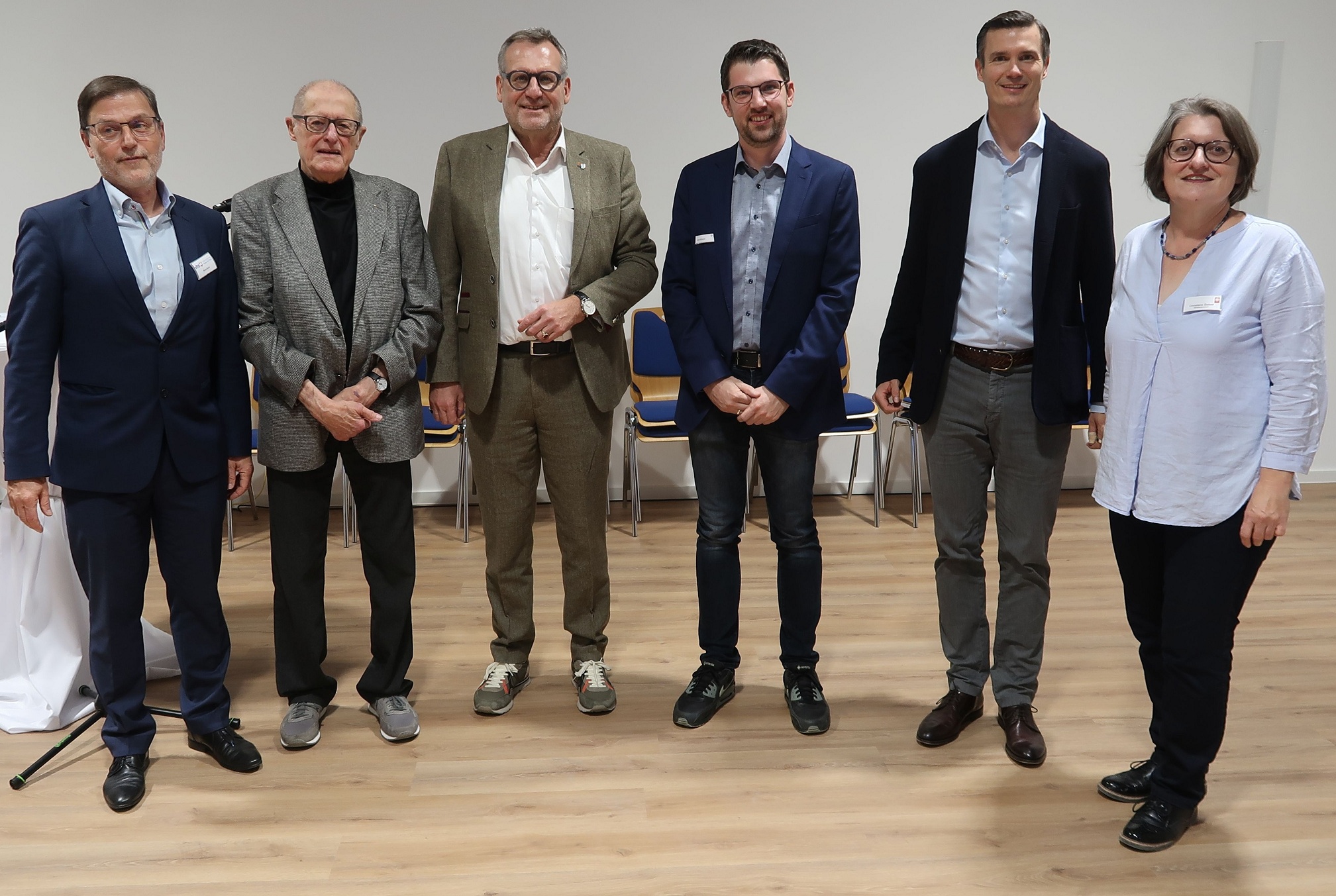Freuen sich über die neuen Räumlichkeiten (v. li.): vhs-Leiter René Nohr, der ehemalige Geschäftsführer von GEWA-Druck Heinz Walter, OB Thomas Feser, Lars Maurer (Zoar), Jan Rickel und Christiane Sieben (Caritas).