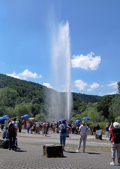 Die Binger Seniorinnen und Senioren waren begeistert vom Kaltwassergeysir.