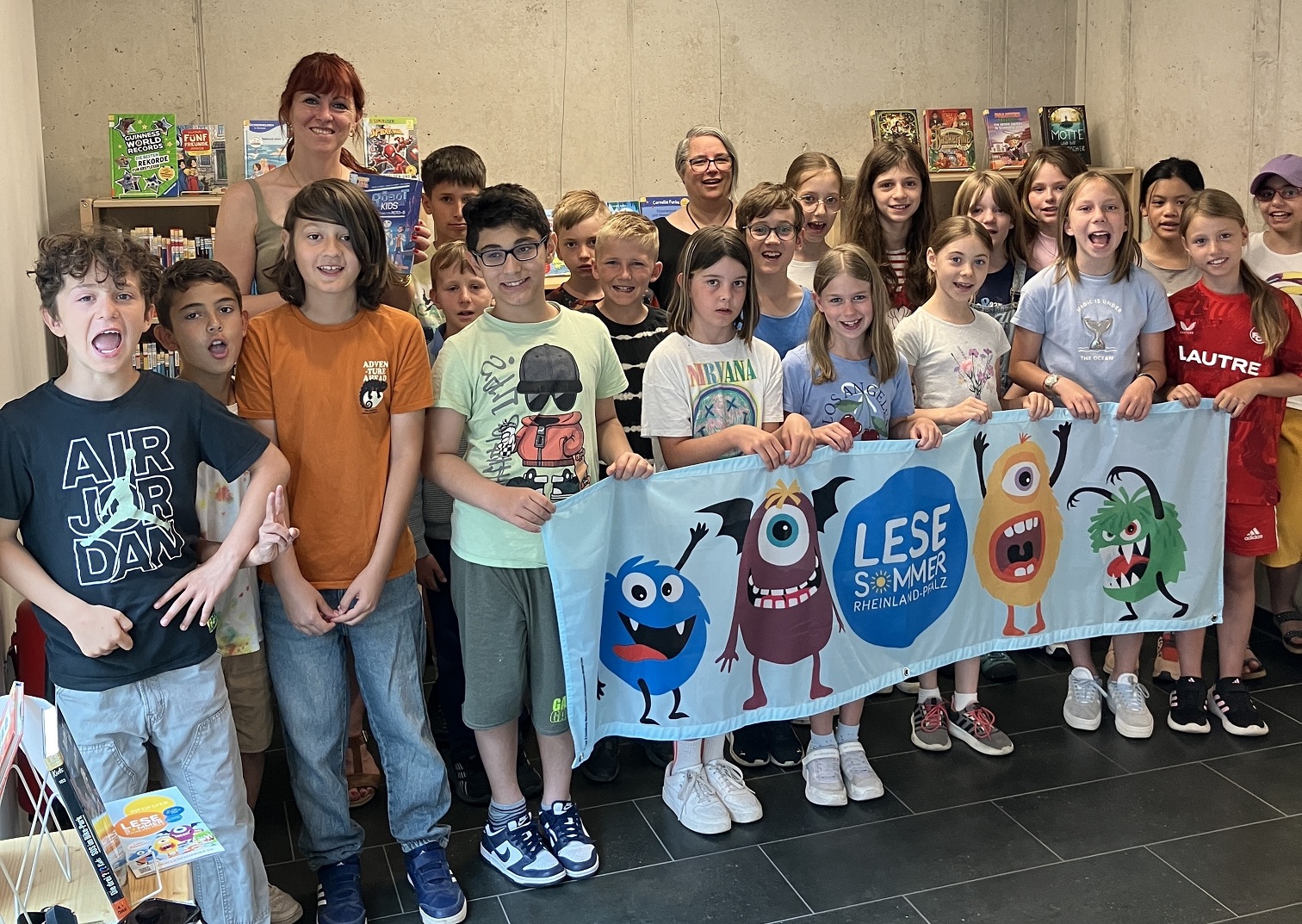 Die Schülerinnen und Schüler der Grundschule Sponsheim besuchten die Bücherei zur Eröffnung des Lesesommers.