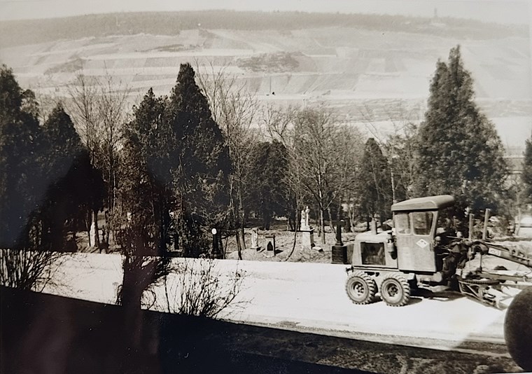 Bauarbeiten in der Rochusallee 1976 mit dem Alten Friedhof im Hintergrund