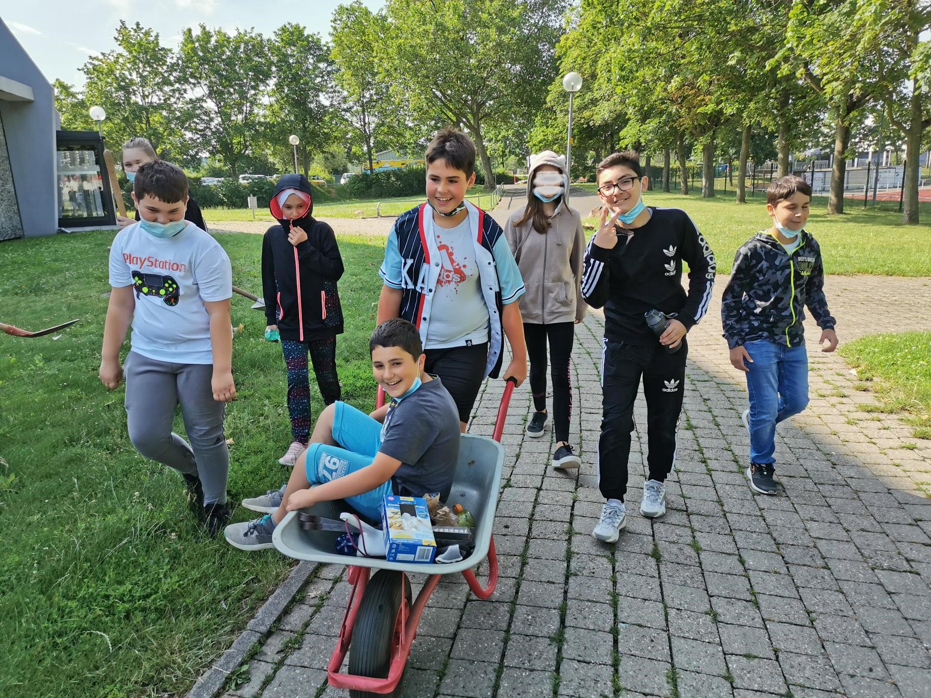 2021-07-02_Dreck-weg-Aktion_Rundsporthalle (4)  |  Quelle: Realschule plus Am Scharlachberg / Clemens Wandke