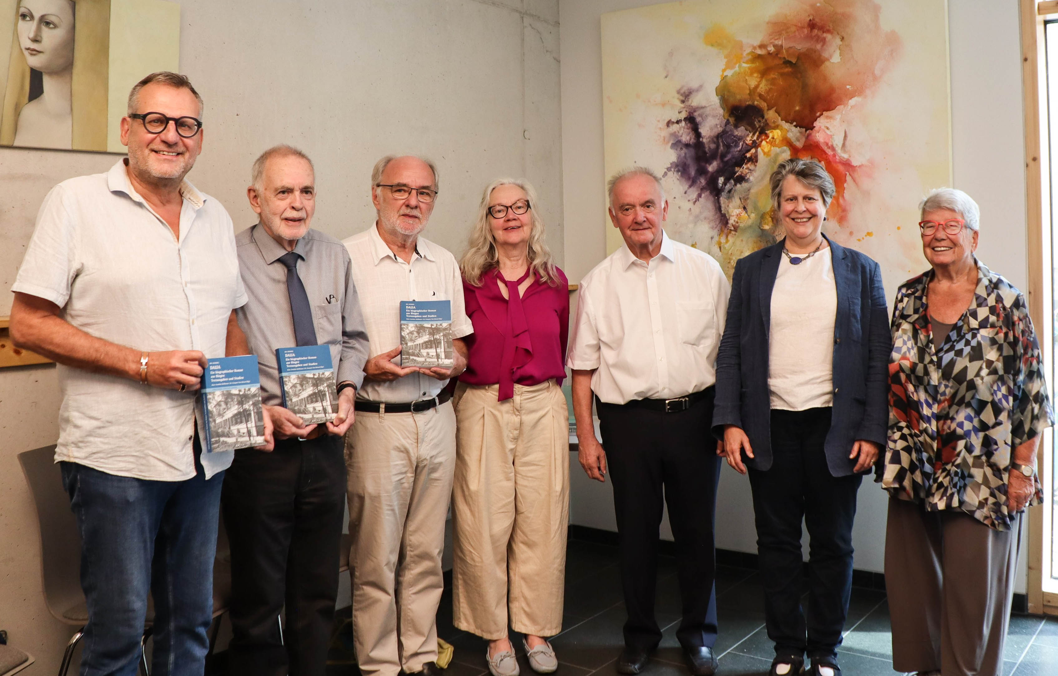 Oberbürgermeister Thomas Feser, Dr. François van Menxel, Hans-Joachim Hoffmann, Kristin Pfaff-Bonn, Hermann-Josef Gundlach, Dr. Patricia Falkenburg und Dr. Rosmarie Günther nach der Vorstellung des Buches „Daija“.