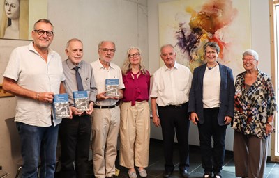 Oberbürgermeister Thomas Feser, Dr. François van Menxel, Hans-Joachim Hoffmann, Kristin Pfaff-Bonn, Hermann-Josef Gundlach, Dr. Patricia Falkenburg und Dr. Rosmarie Günther nach der Vorstellung des Buches „Daija“.