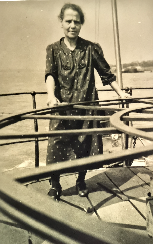 Aber Schiffesteuern war kein Männerberuf, denn es gab auch Frauen am Steuerrad, wie dieses Foto dokumentiert. Gut möglich, dass beide Fotos zusammengehören und es sich hierbei um ein Schifferehepaar handelt.