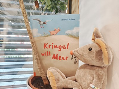 Bini-Maus freut sich auf die nächste Vorlesestunde.