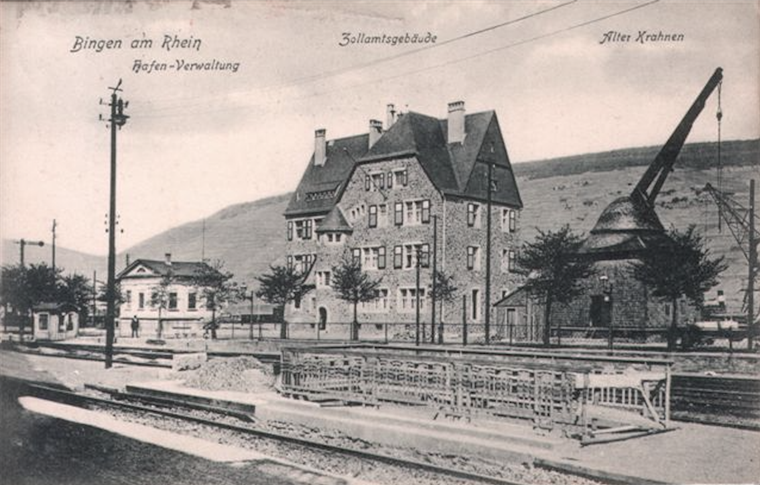 Ende der 1930er Jahre entstand diese Postkarte, die neben dem alten Kran auch das Zollamt zeigt.