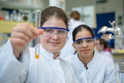 Stolz präsentiert eine Teilnehmerin das Ergebnis ihres Experiments