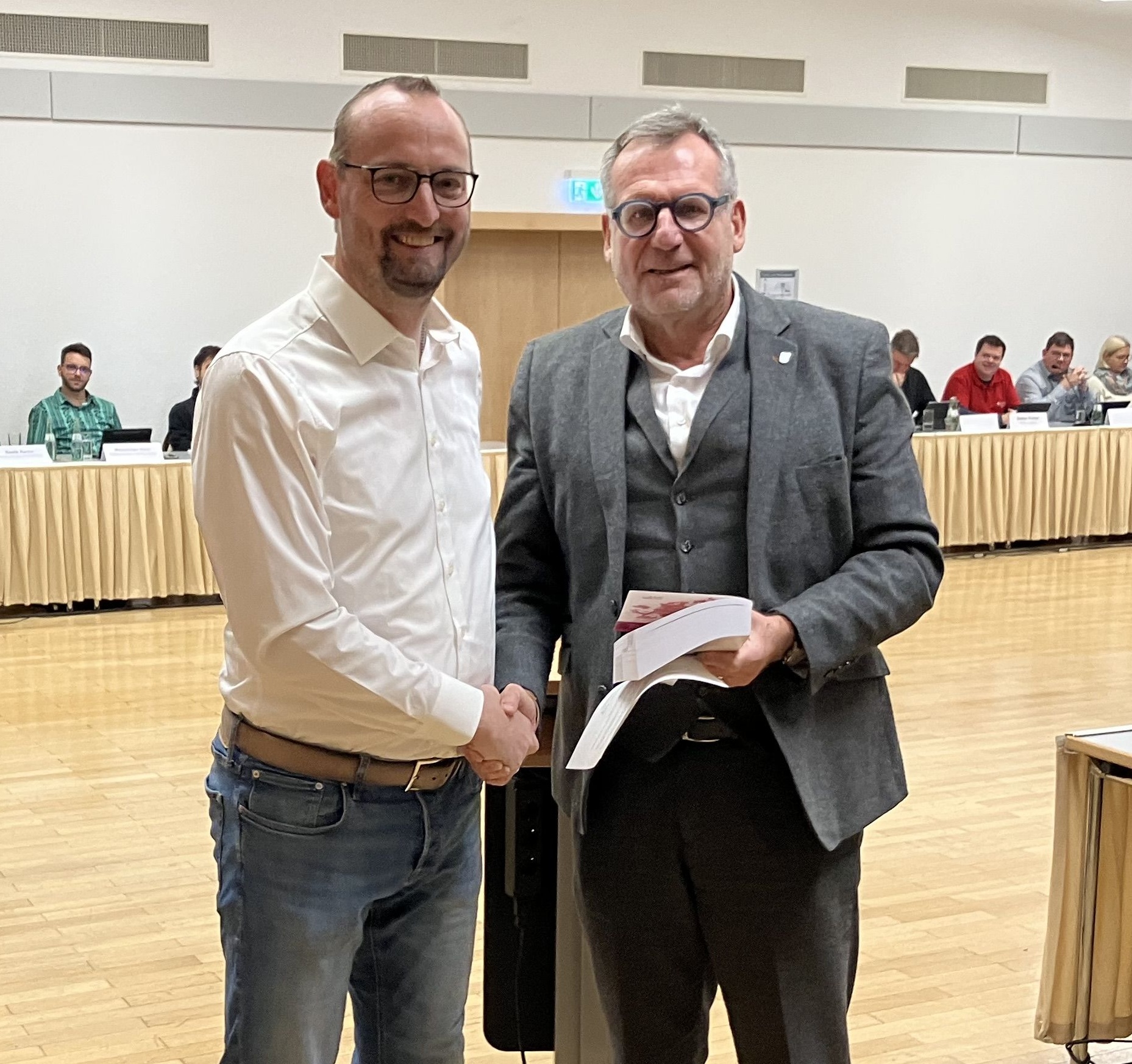 Oberbürgermeister Thomas Feser (re.) begrüßt Frank Silberbauer als neues Stadtratsmitglied.