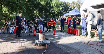 Oberbürgermeister Thomas Feser (2. v. re.) ließ es sich nicht nehmen, alle Stände zu besuchen – hier zum Beispiel bei der Feuerwehr.