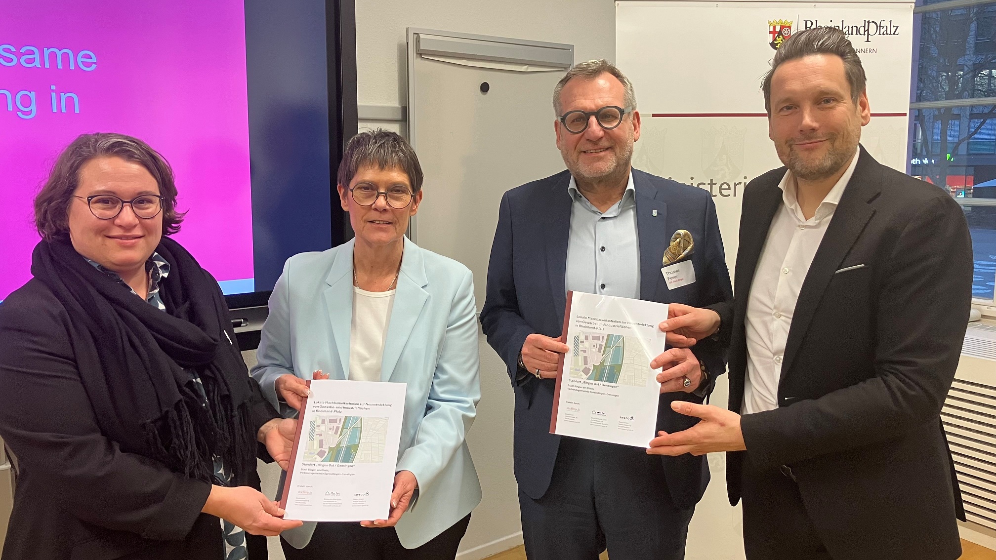 (v. l.) Anna Ewigleben von der VG Sprendlingen-Gensingen, Staatssekretärin Petra Dick-Walther vom Wirtschaftsministerium, Oberbürgermeister Thomas Feser und Innenstaatssekretär Daniel Stich bei der Übergabe der Machbarkeitsstudie in Mainz.