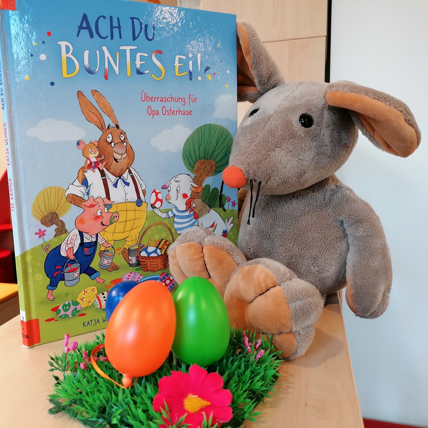 Bini-Maus freut sich auf die Oster-Vorlesestunde.