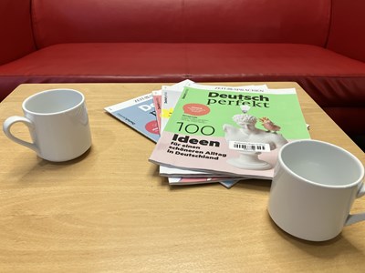Im Sprechcafé sind alle willkommen, die Deutsch lernen und das Sprechen verbessern möchten.